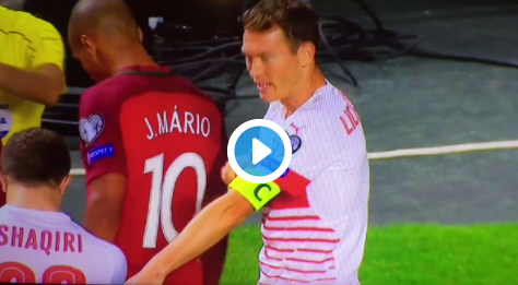 Lichtsteiner calpesta Andrè Silva