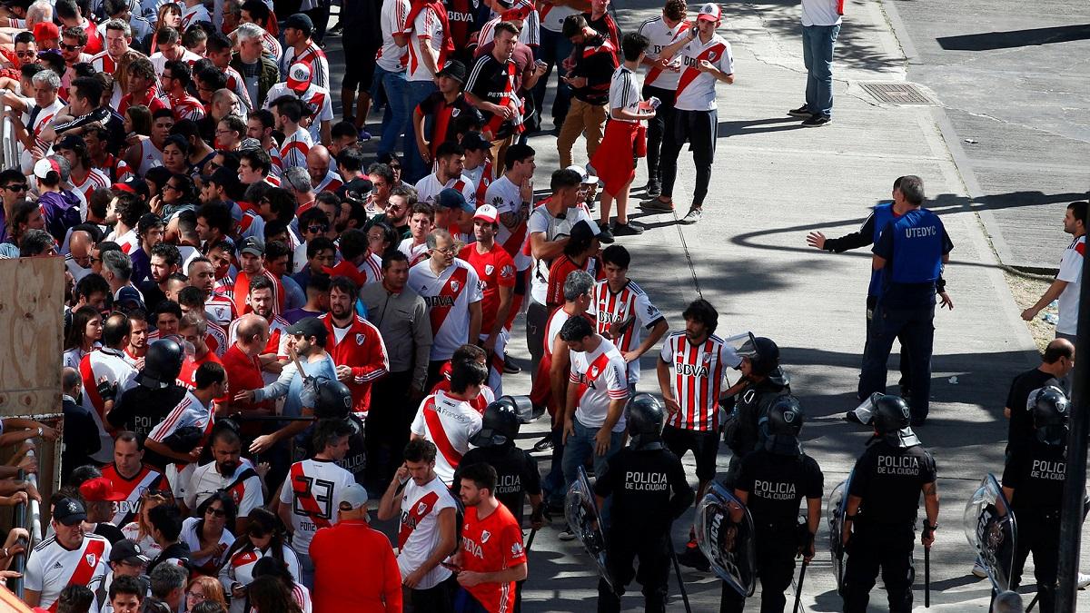 copa-libertadore-scontri-polizia-river-boca-pullman