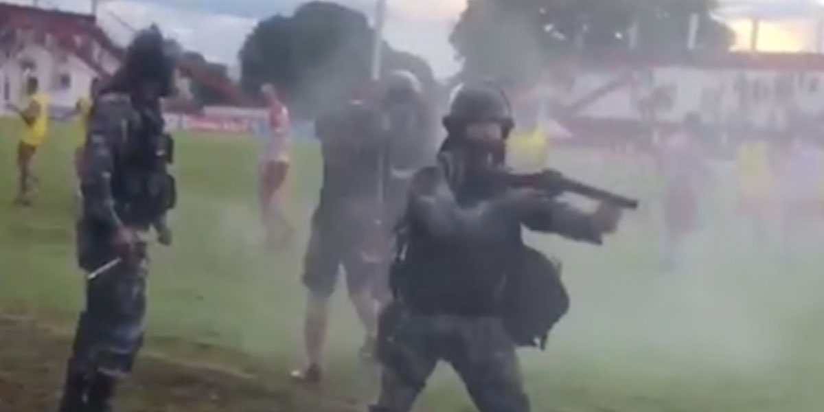 Visualizza questo post su Instagram CONFUSÃO NO ACCIOLY . @MagalhaesBAND: Cenas lamentáveis em Goiânia. Confusão no gramado após a vitória do Atlético no clássico contra o Vila Nova. . O goleiro Rafael Santos, do Vila Nova, acertou um soco no Marcelão, segurança do Atlético. Na sequência, spray de pimenta foi jogado pelos policiais para dispersar os jogadores. #vilanova #atletico Un post condiviso da Feras do Esporte (@ferasdoesporte) in data: Apr 7, 2019 at 2:41 PDT