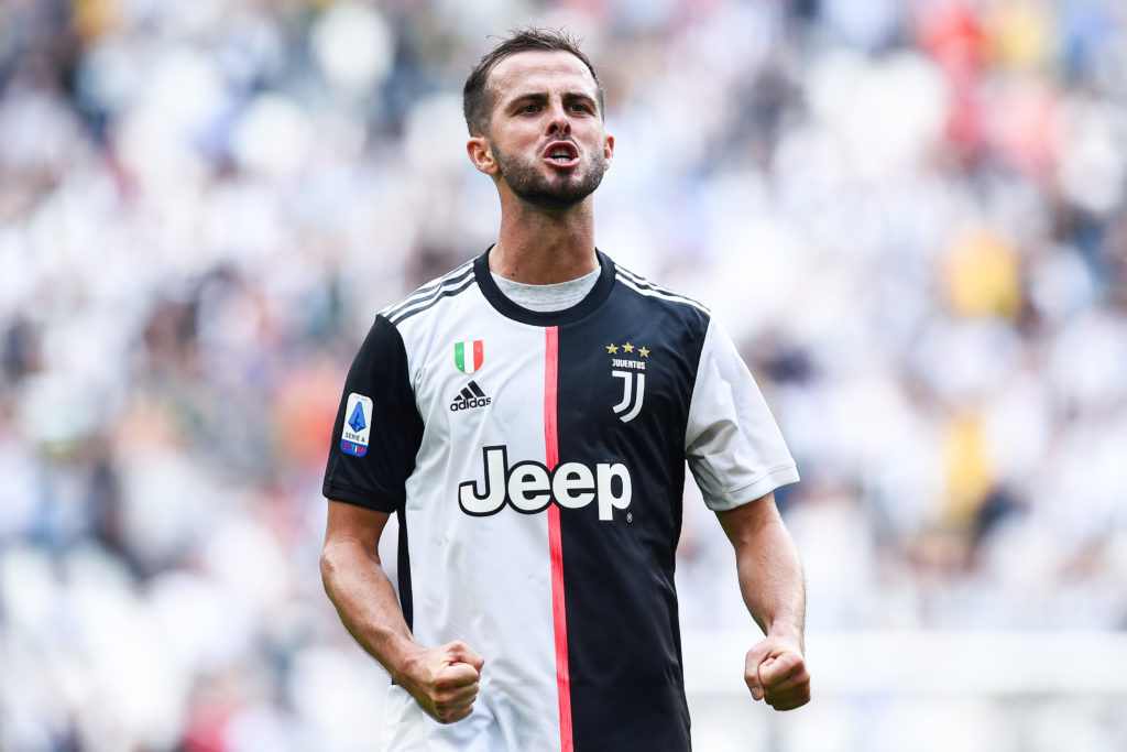 Miralem Pjanic esulta dopo il gol segnato allo Juventus Stadium. 
