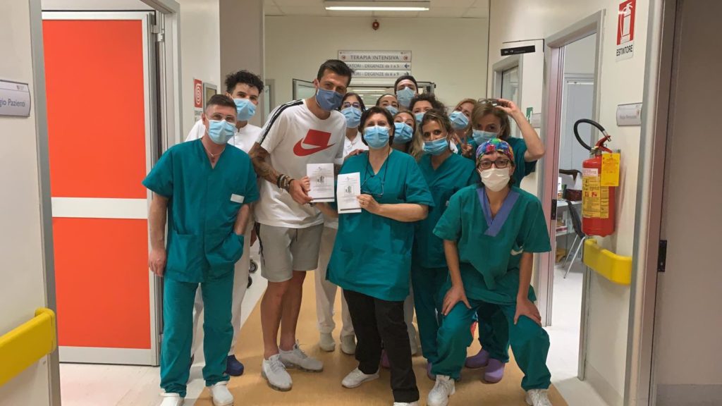 Francesco Acerbi difensore della Lazio in visita allo Spallanzani di Roma