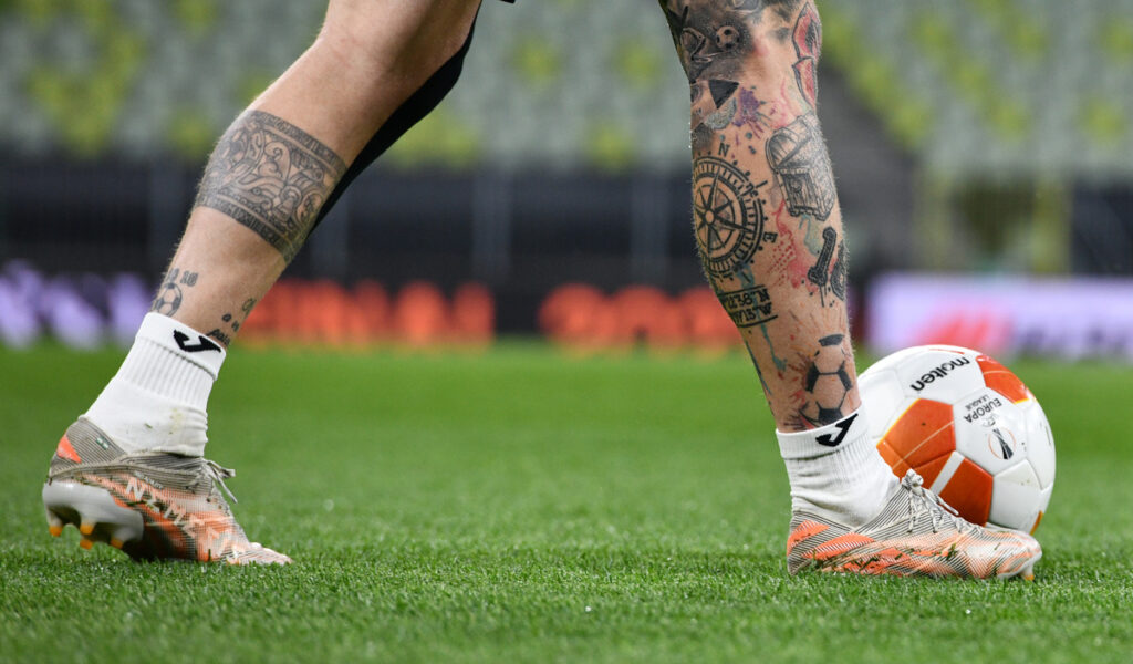 gambe tatuate di Alberto Moreno