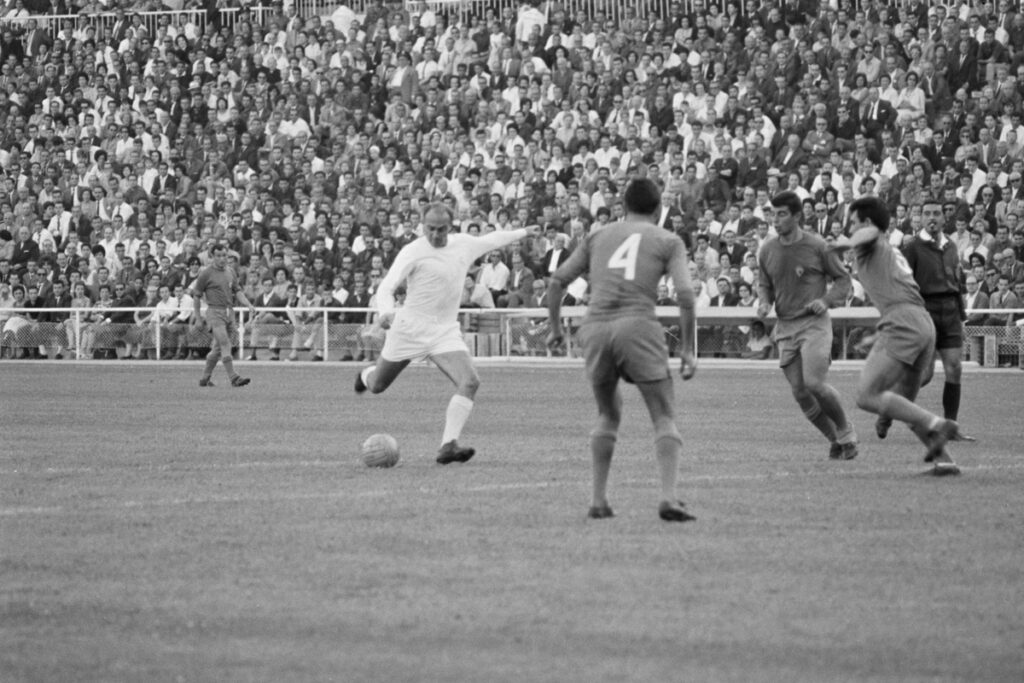 Alfredo Di Stefano in campo nel 1963