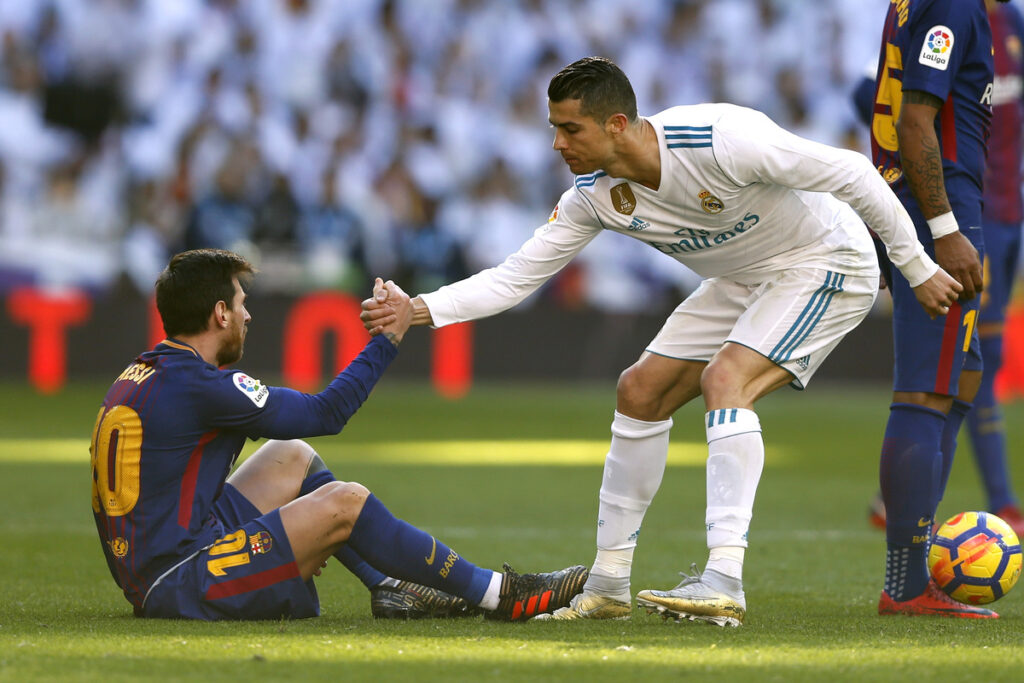 Cristiano Ronaldo aiuta Lionel Messi a rialzarsi