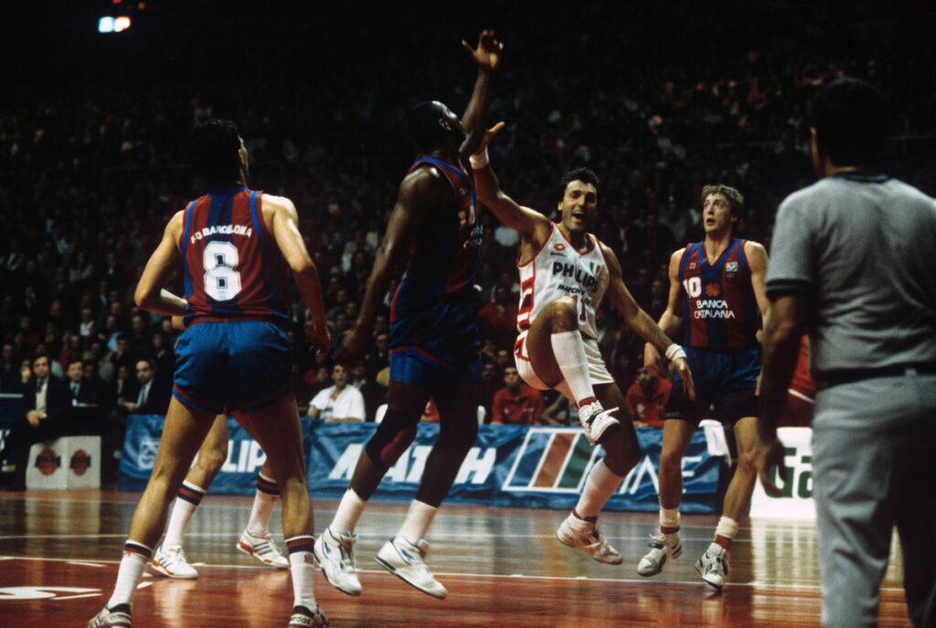 Dino Meneghin in campo nel 1990