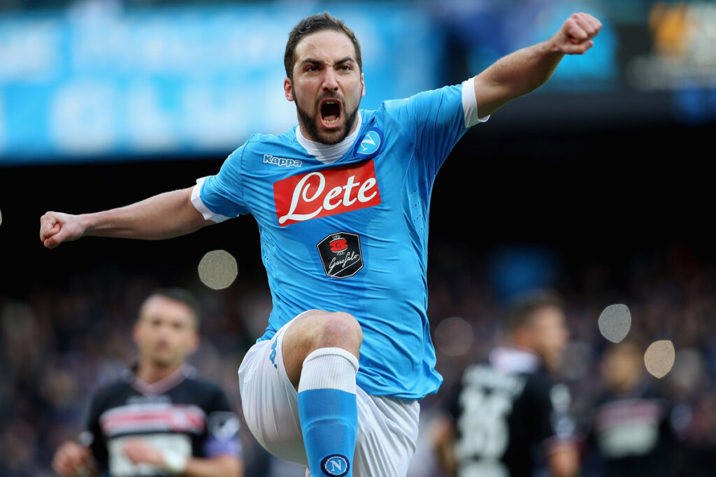 Gonzalo “El Pipita” Higuaín festeggia un gol con la maglia del Napoli