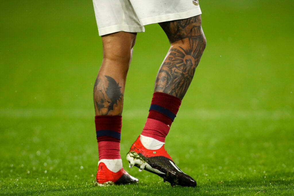 Le gambe tatuate di Kenedy