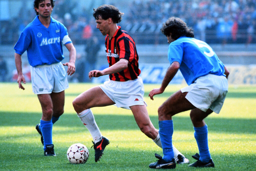 Marco van Basten in azione durante Milan Napoli del 1989