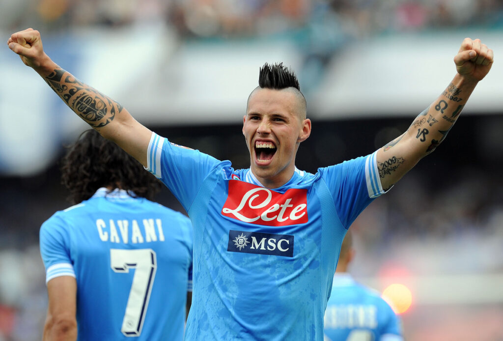 Marek “Marekiaro” Hamsik con braccia alzate e maglia del Napoli