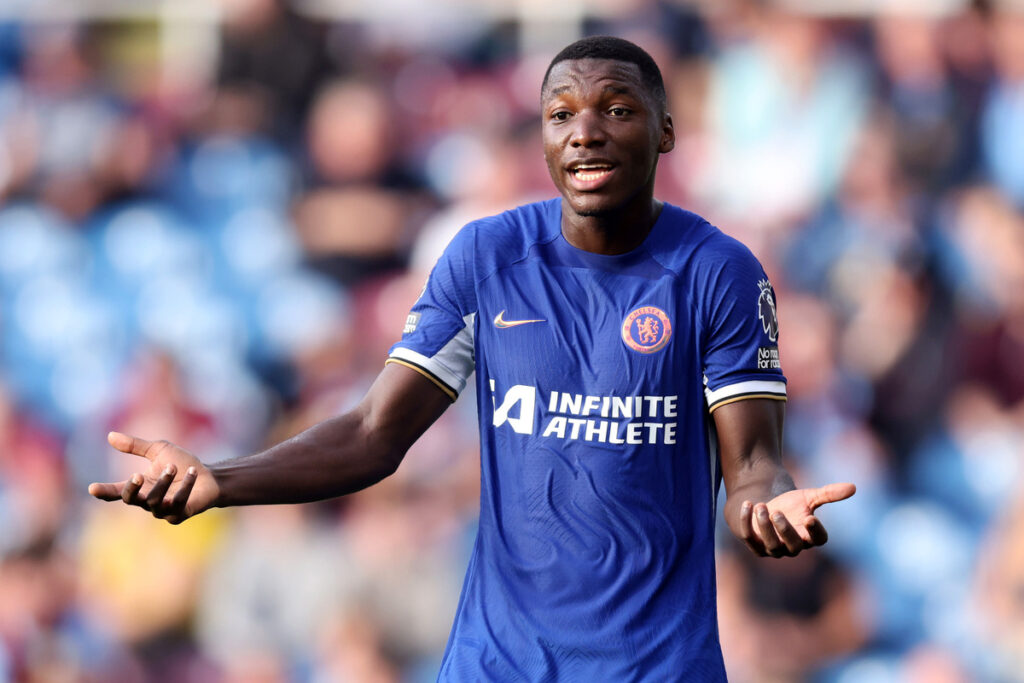 Moises Caicedo con la maglia del Chelsea