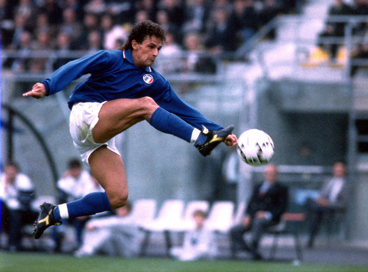 Roberto Baggio in azione con la maglia della Nazionale