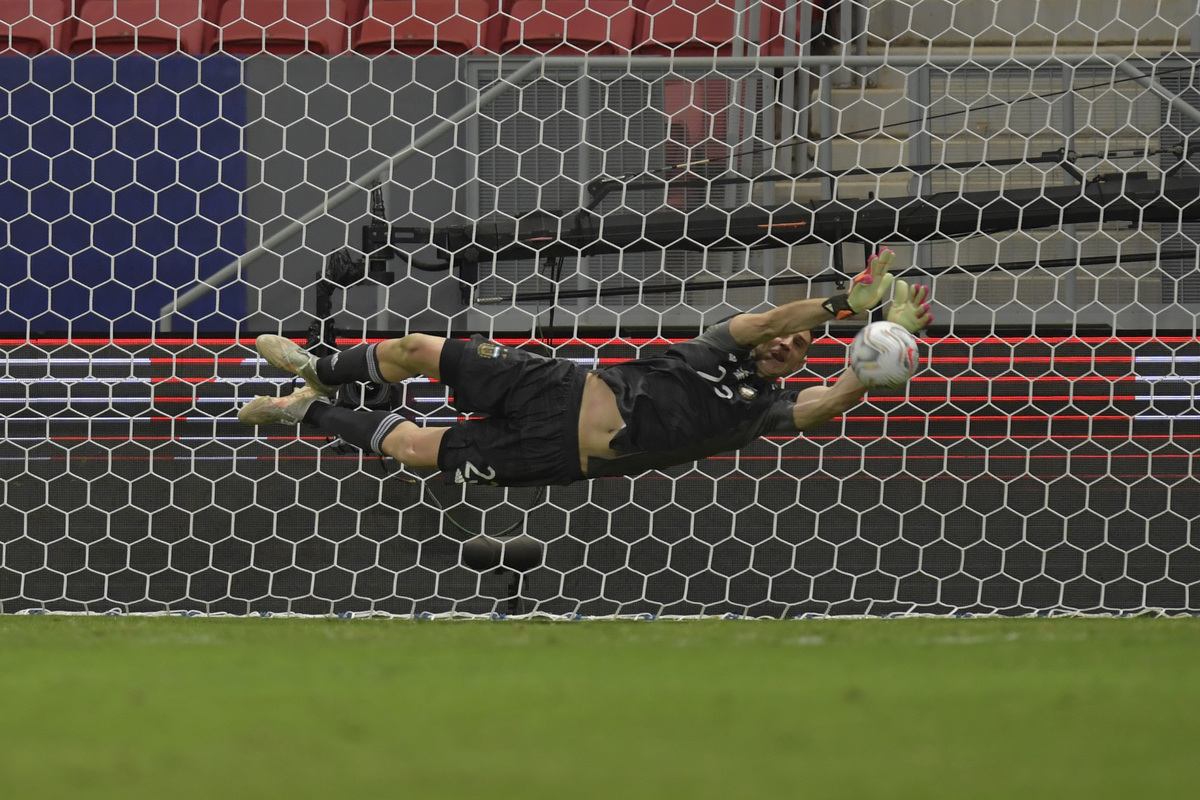 portiere mentre para un rigore