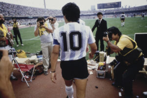 Maradona di spalle con il numero 10