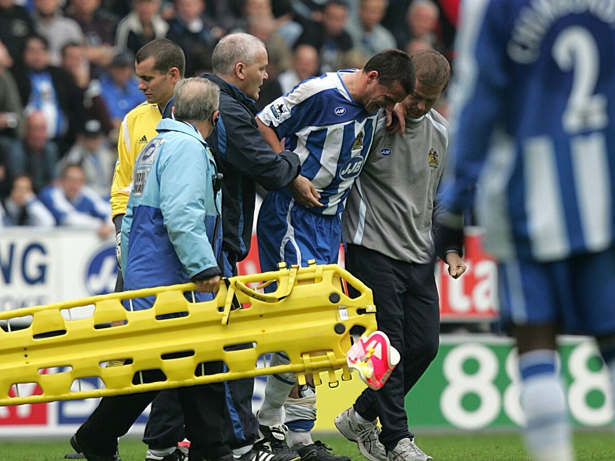 calciatore subisce un fallo e viene portato fuori campo