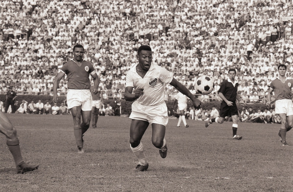 Pelè in corsa in campo nel 1966