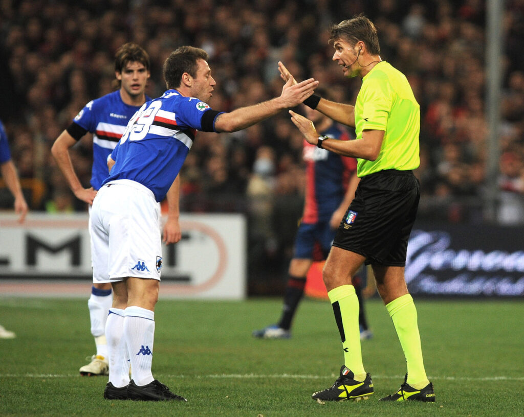 Antonio Cassano  discute con l'arbitro