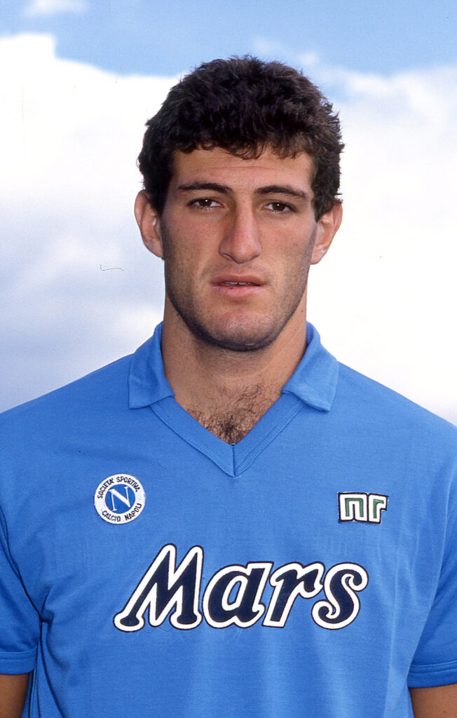 Ciro Ferrara con la maglia del Napoli nella stagione 1989-90