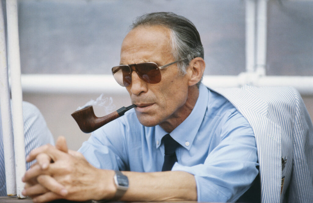 Enzo Bearzot fuma la pipa