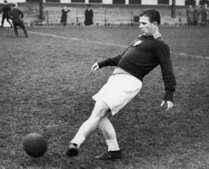 Ferenc Puskás calcia un pallone