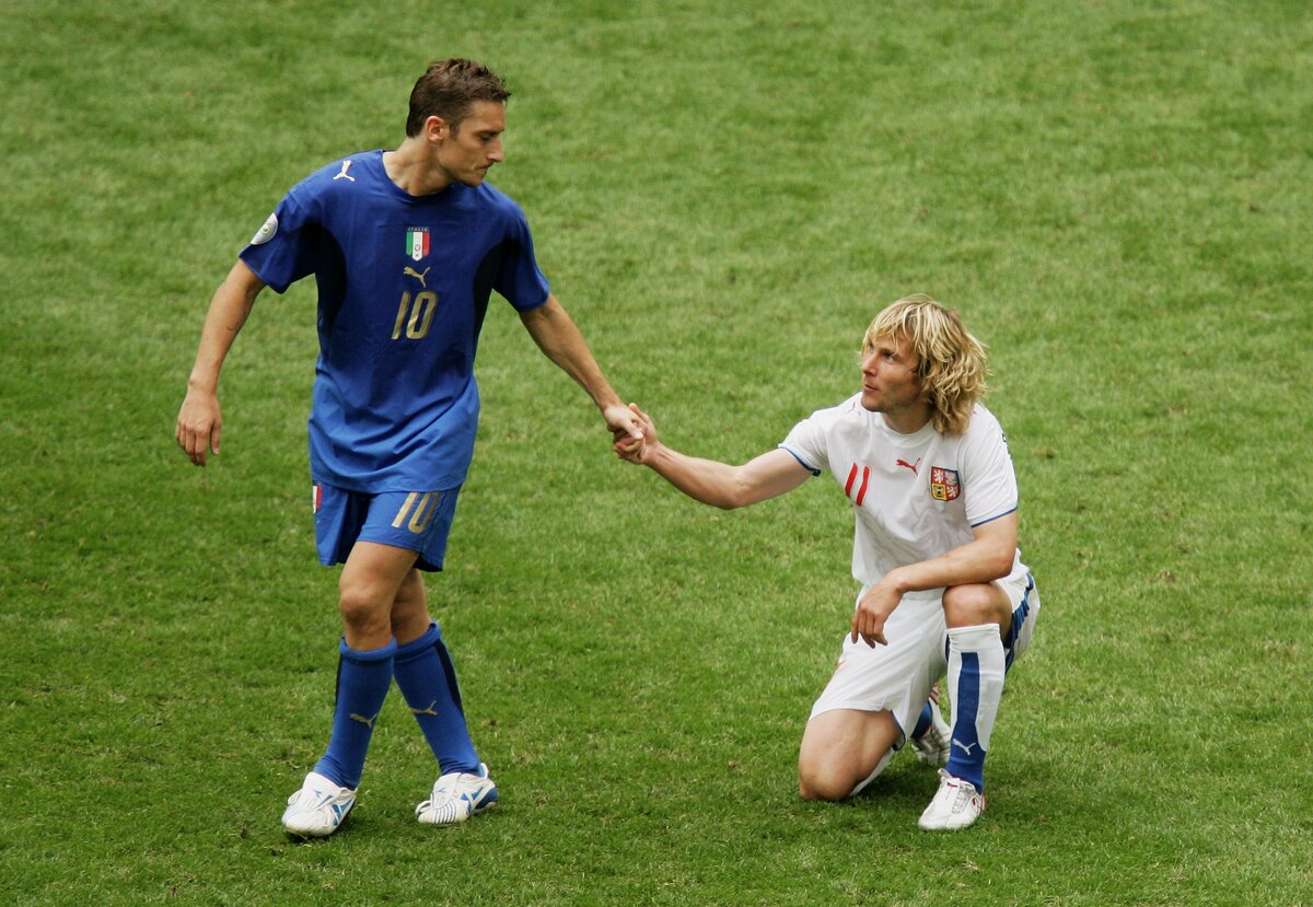 Francesco Totti aiuta Pavel Nedved a rialzarsi