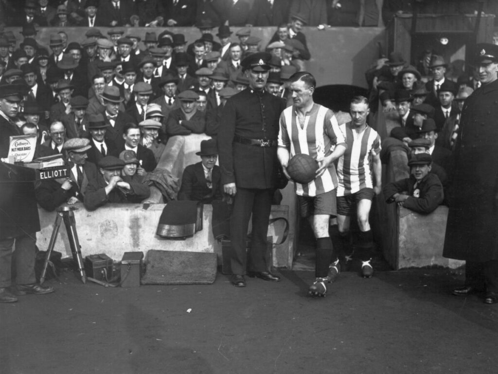 Il capitano dello Stoke City  McGrory nel 1928