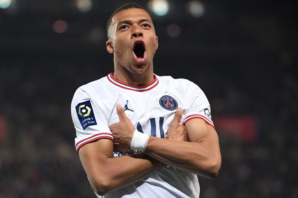 Kylian Mbappé incrocia le braccia dopo un gol