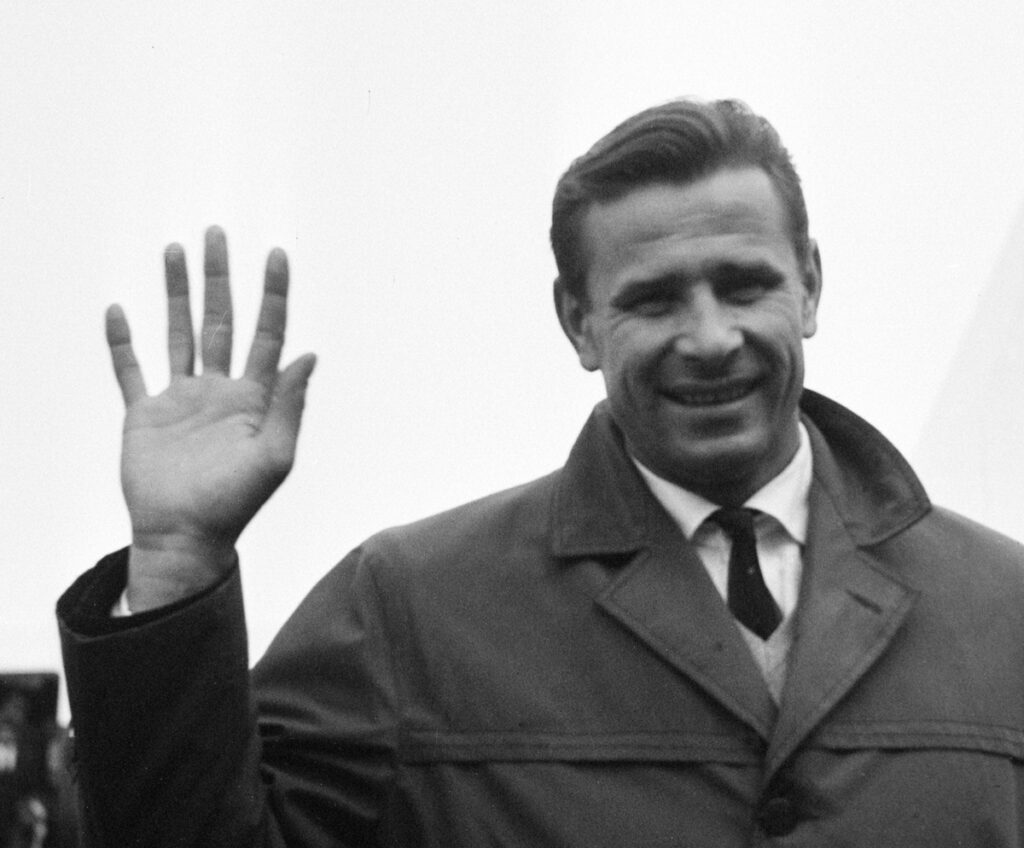 Lev Yashin saluta i tifosi