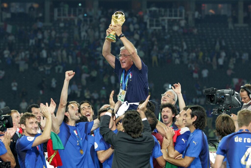 Marcello Lippi con la coppa del Mondo nel 2006