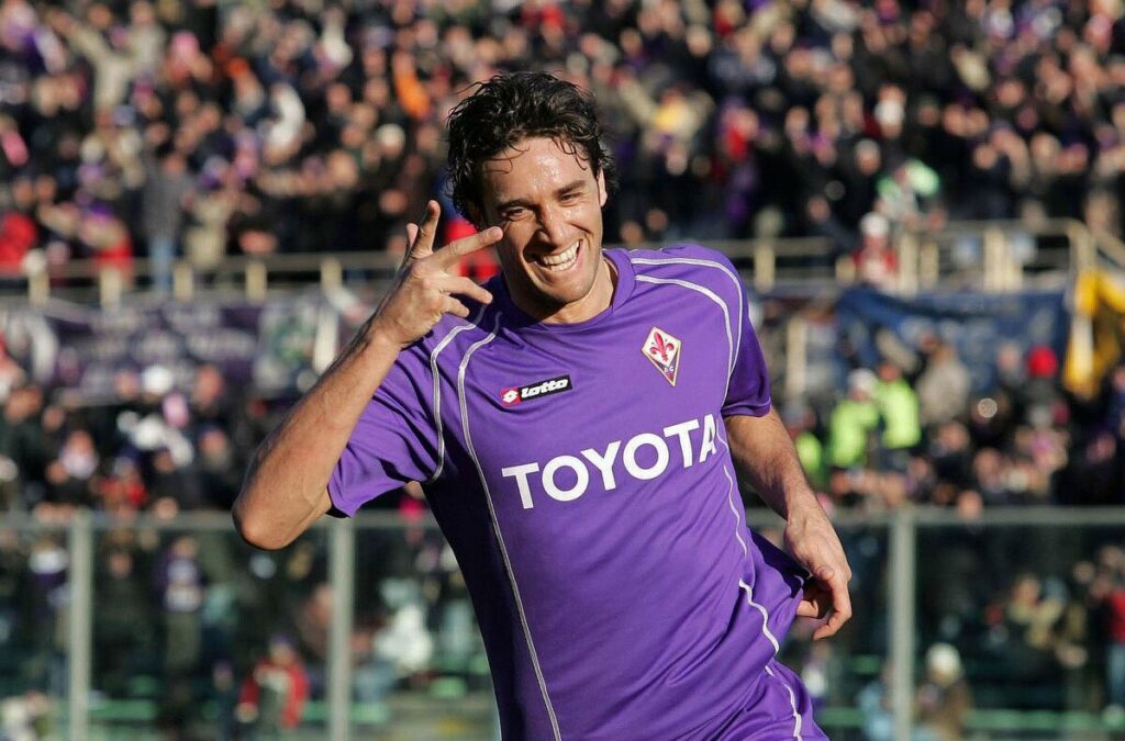 Luca Toni esulta per un gol con la mano all'orecchio