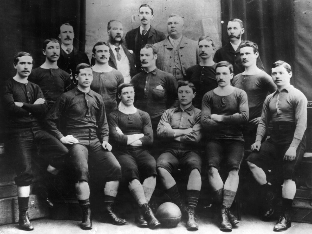 Una foto vintage di una squadra di calcio del 1888