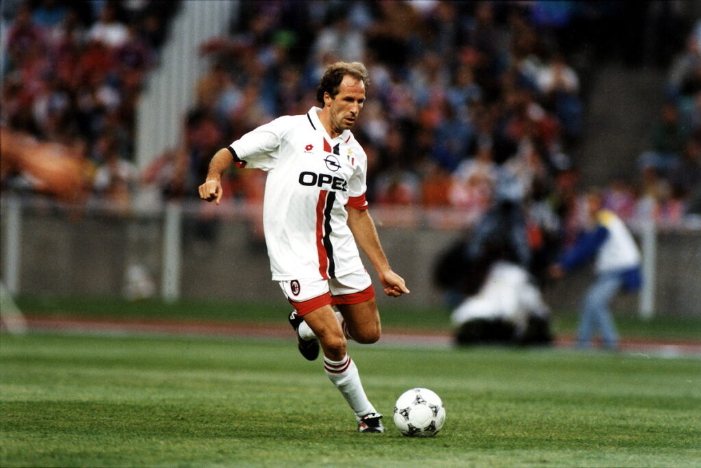 Franco Baresi mentre calcia un pallone