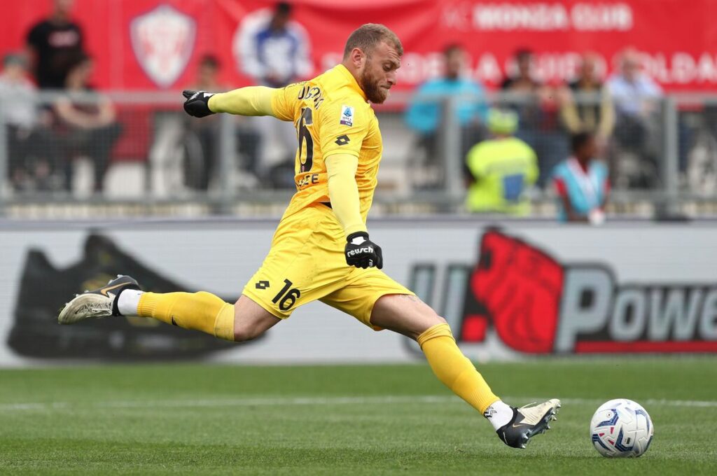 Michele Di Gregorio rilancia un pallone