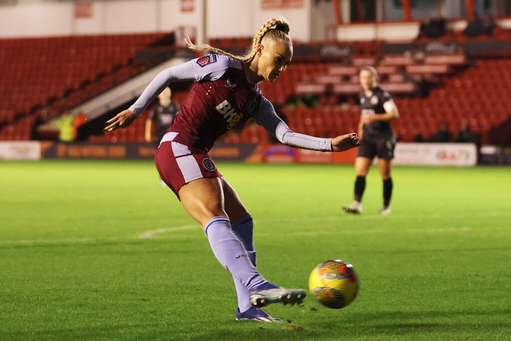 Alisha Lehmann in campo per l'Aston Villa