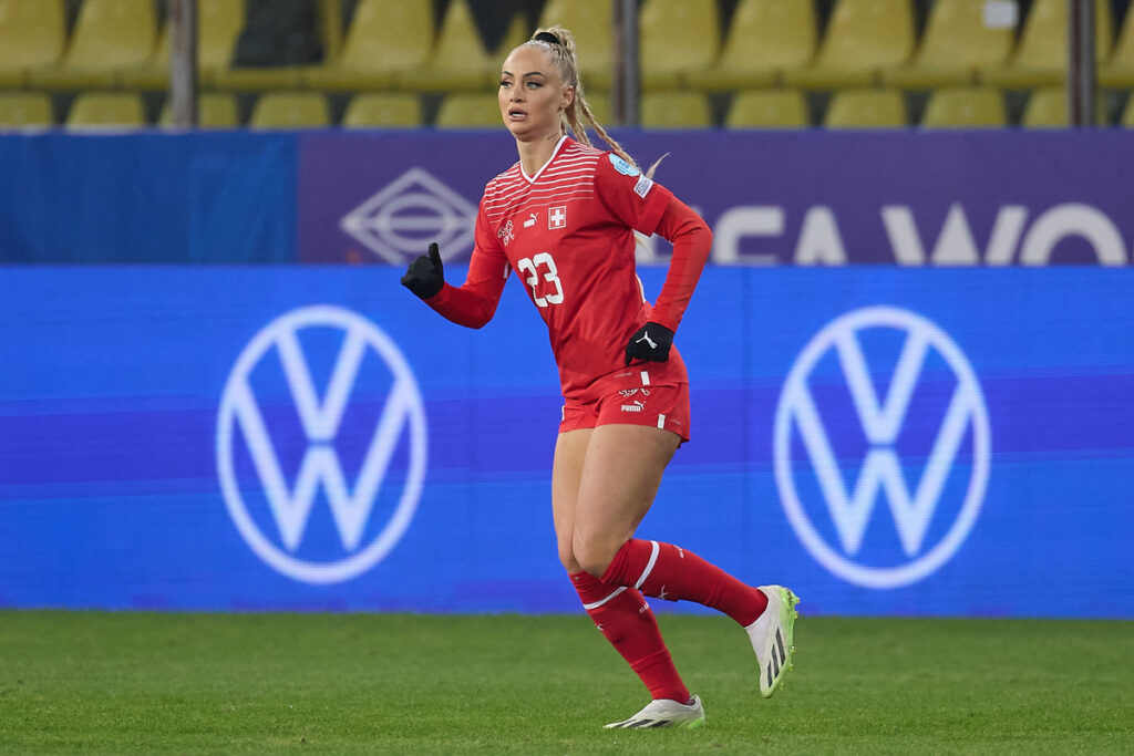 Alisha Lehmann corre in campo