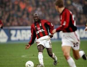 George Weah con maglia del milan