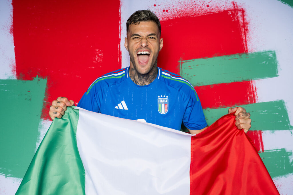 Gianluca Scamacca con la maglia della Nazionale