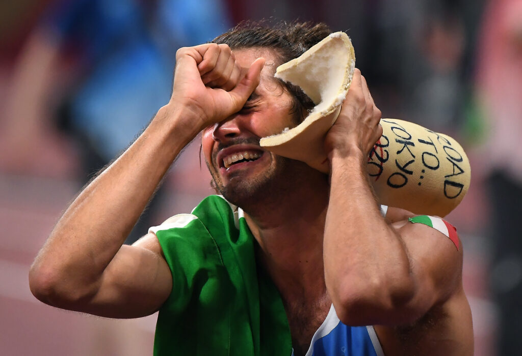 Gianmarco Tamberi in lacrime dopo la vittoria