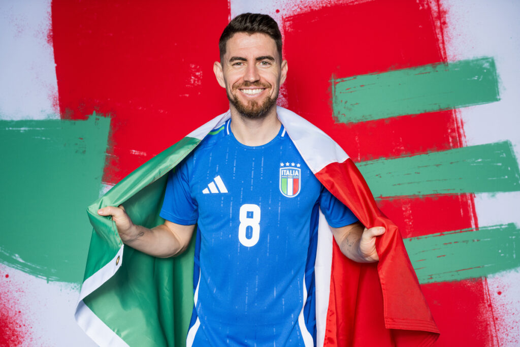 Jorginho con la bandiera dell'Italia