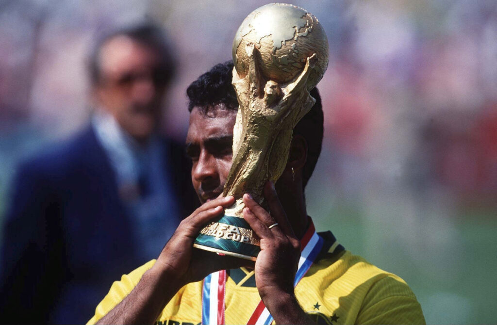 Romario con la coppa del mondo del 1994