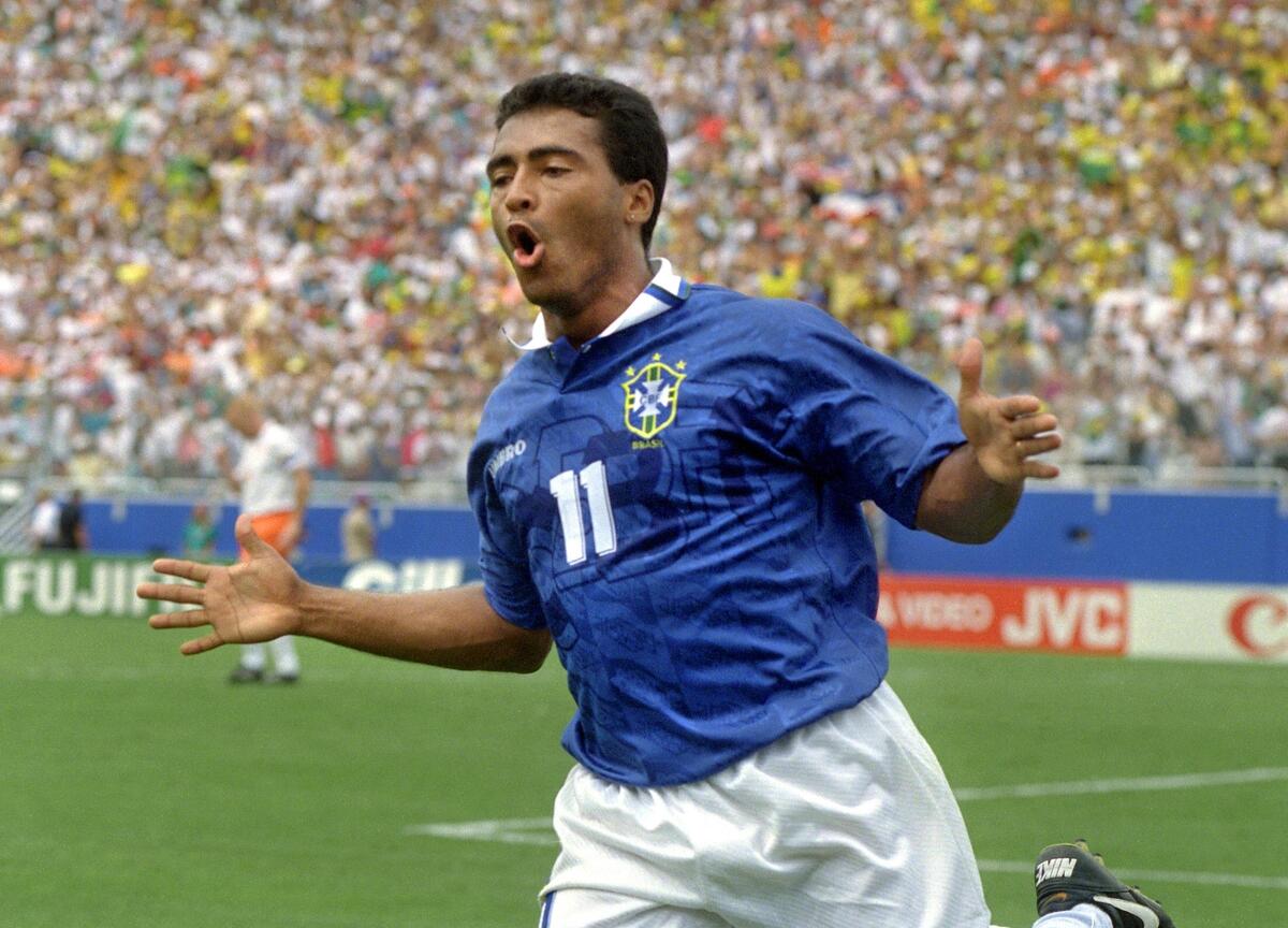 Romário esulta dopo un gol