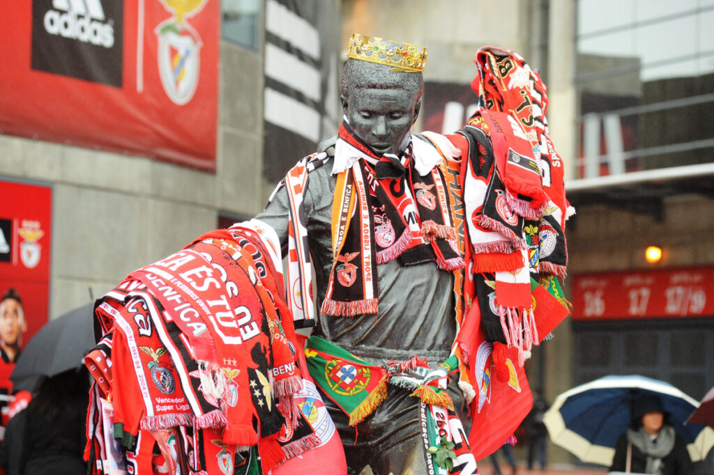 La statua dedicata a Eusebio a Lisbona