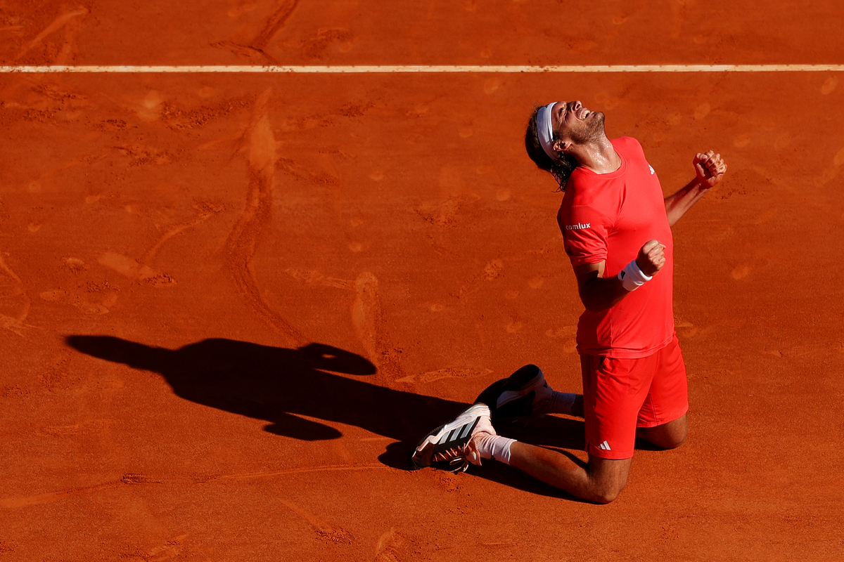 Stefanos Tsitsipas su terra rossa