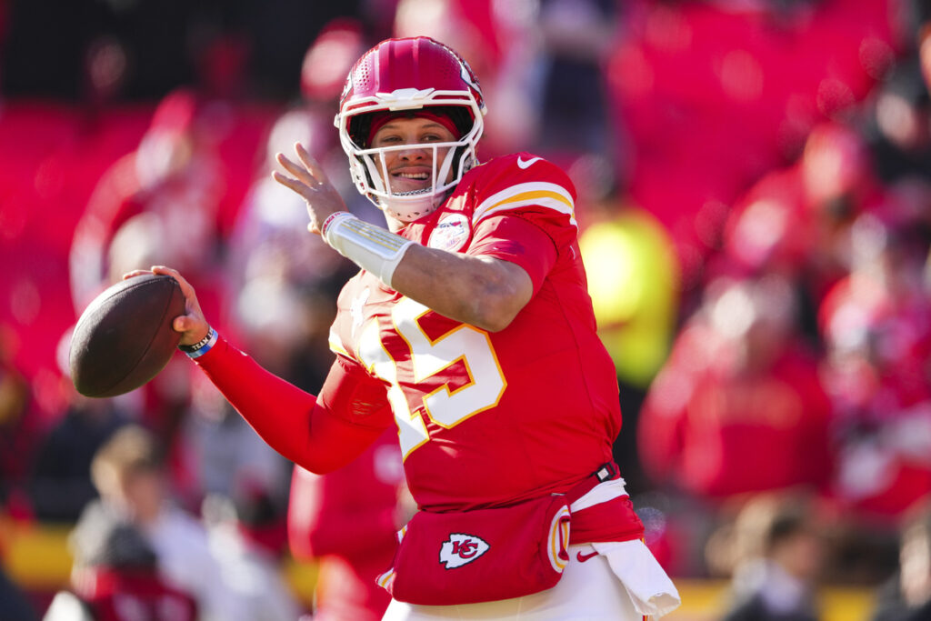 Patrick Mahomes lancia una palle